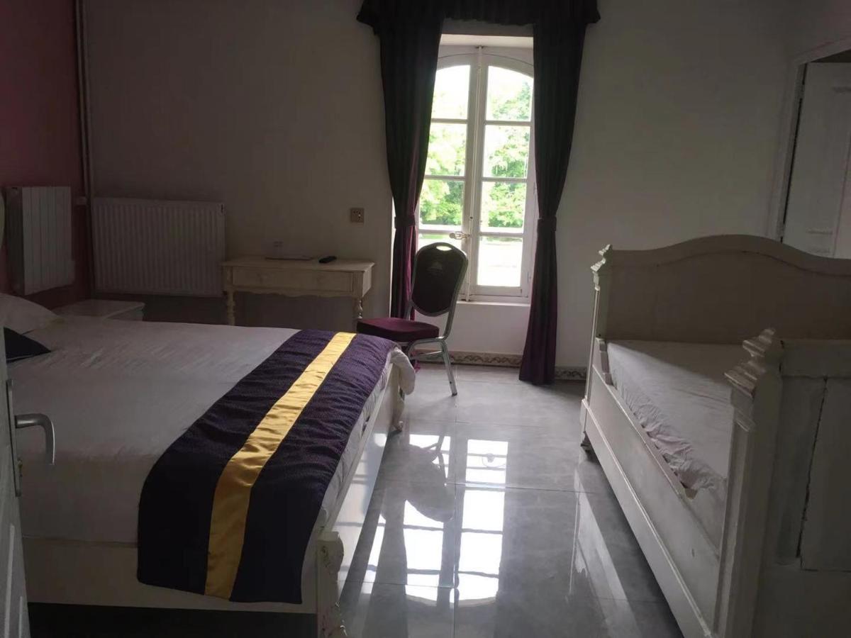 Alojamento de Acomodação e Pequeno-almoço Chateau De La Rocherie Nevers Nord / 3*